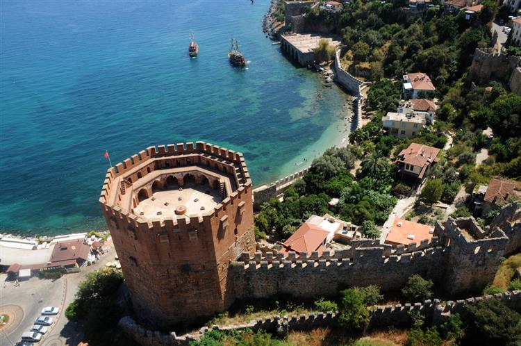 Alanya Kızılkule ve limanın günümüz görünümü